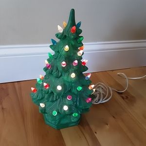 VINTAGE TABLETOP LIGHT UP CERAMIC CHRISTMAS TREE. EXTRA BULBS